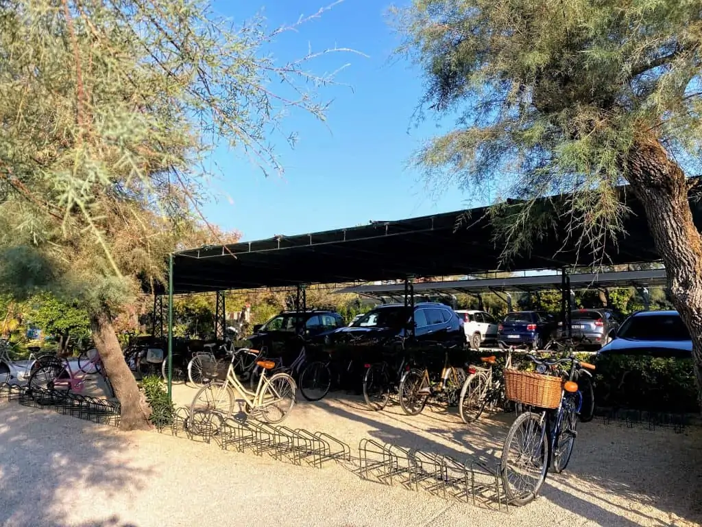bicycles and cars parked at a bagno in forte dei marmi, italy